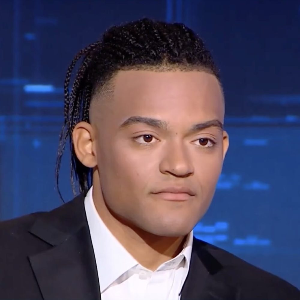 Αγόρι με λευκό πουκάμισο και μαύρο σακάκι