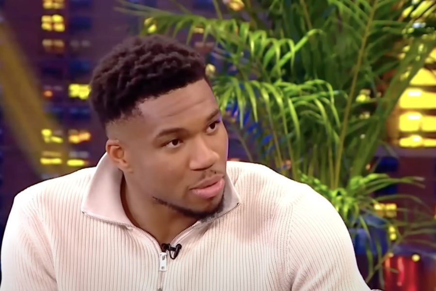 Άντρας μελαψός με λευκή μπλούζα