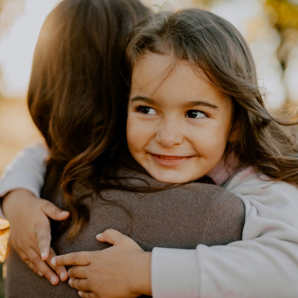 Χαμογελαστό κοριτσάκι στην αγκαλιά της μαμάς του