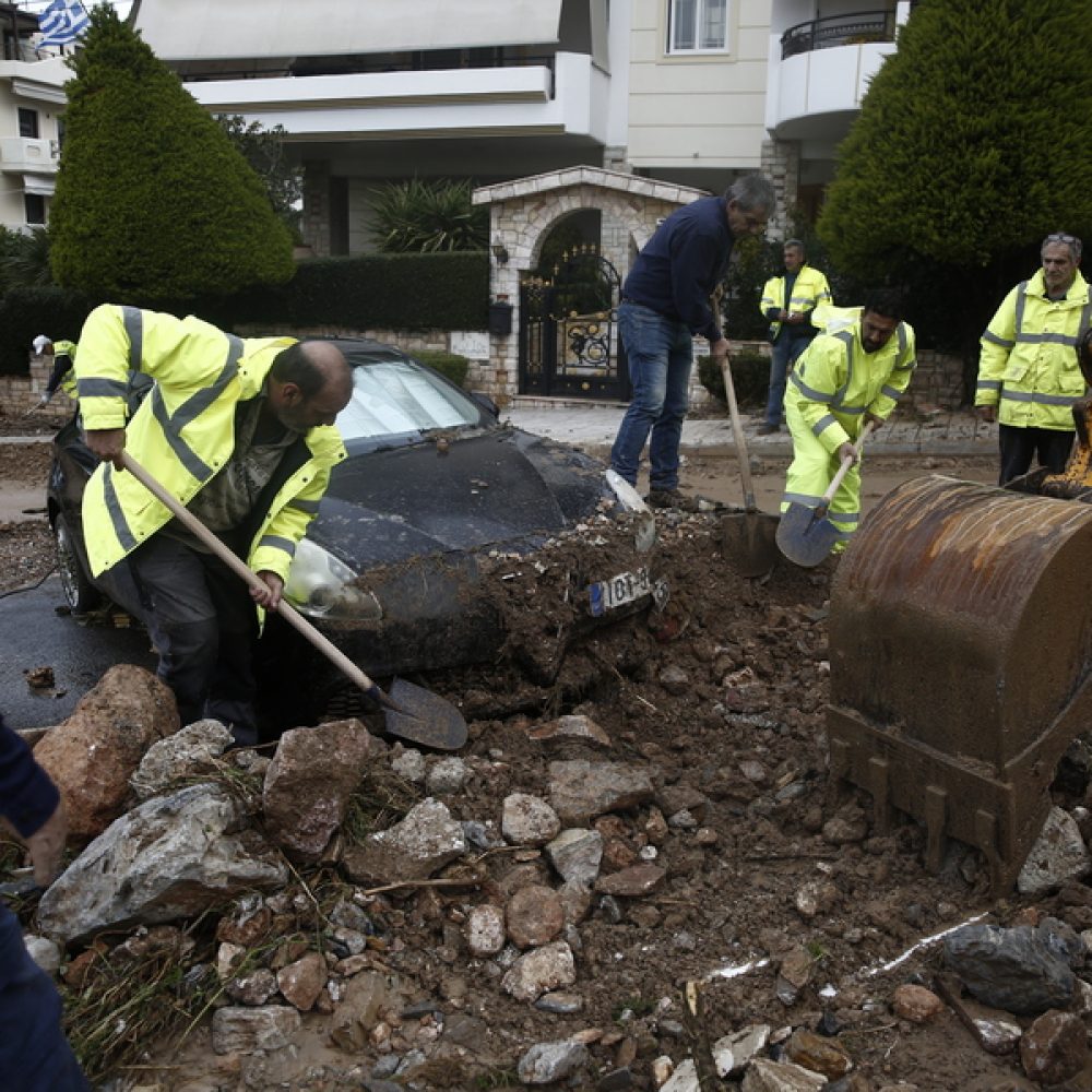 Πολίτες με τη βοήθεια υπαλλήλων του δήμου απομακρύνουν φερτά υλικά από τα αυτοκίνητα και τον δρόμο στην Γλυφάδα, την επόμενη μέρα της καταιγίδας που σάρωσε την Αττική, Αθήνα Πέμπτη 22 Ιανουαρίου 2026. ΑΠΕ-ΜΠΕ/ΑΠΕ-ΜΠΕ/ΓΙΑΝΝΗΣ ΚΟΛΕΣΙΔΗΣ