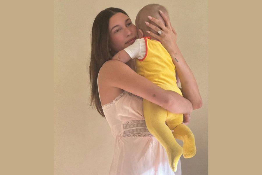 Γυναίκα κρατάει στην αγκαλιά της βρέφος