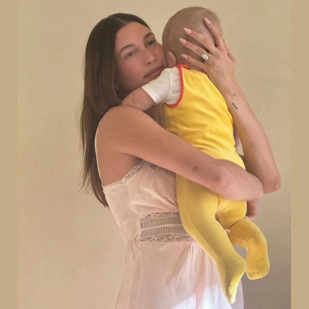 Γυναίκα κρατάει στην αγκαλιά της βρέφος