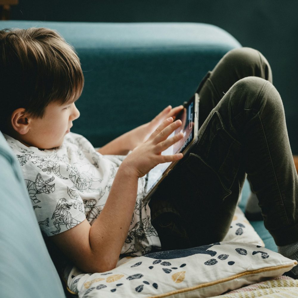 kid-mobile-phone-unsplash