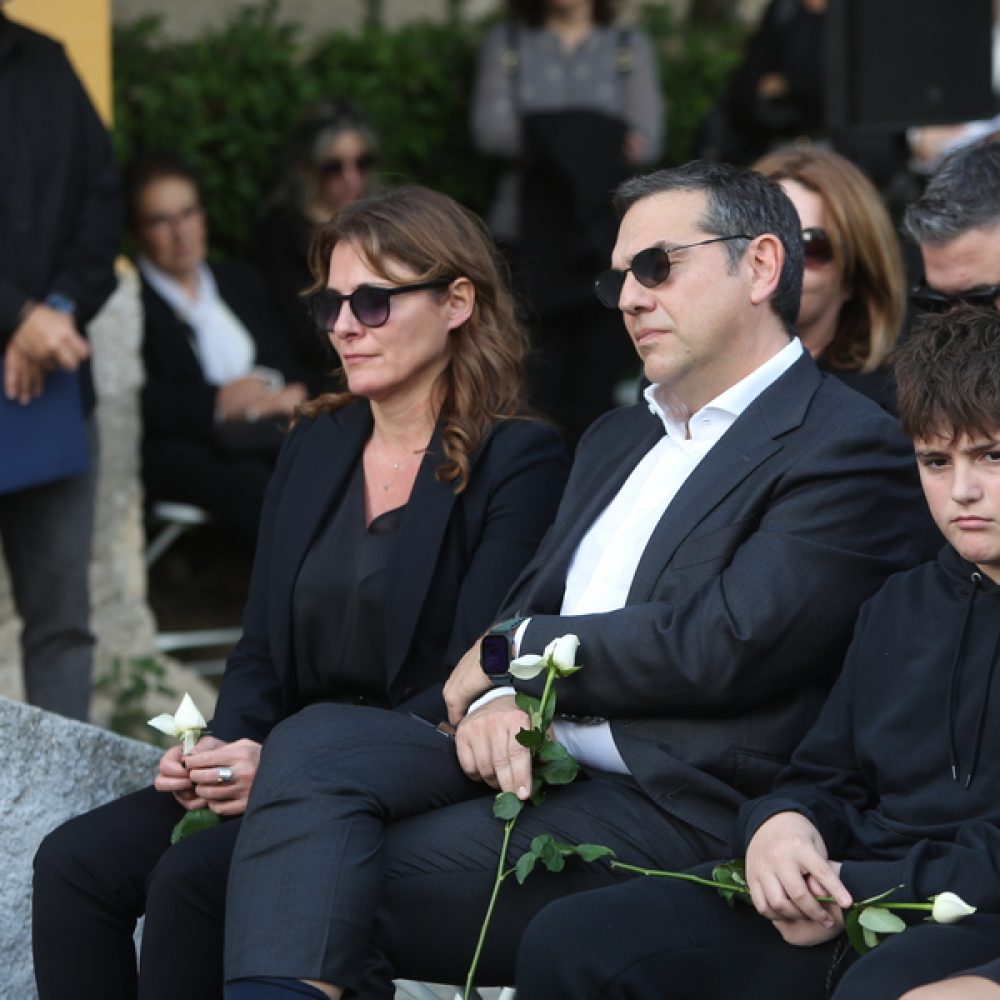 Ο πρώην πρωθυπουργός Αλέξης Τσίπρας (Κ) και η σύντροφος του Περιστέρα Μπαζιάνα (Α) παρίστανται στην πολιτική κηδεία του πρώην υπουργού Επικρατείας της κυβέρνησης του ΣΥΡΙΖΑ ΠΣ και ιστορικού στελέχους της Αριστεράς, Αλέκου Φλαμπουράρη, στο Πάρκο Ελευθερίας πρώην ΕΑΤ-ΕΣΑ, Αθήνα, Πέμπτη 20 Νοεμβρίου 2025. Την τελευταία του πνοή άφησε την Τρίτη 18 Νοεμβρίου, ο πρώην υπουργός του ΣΥΡΙΖΑ Αλέκος Φλαμπουράρης, σε ηλικία 87 ετών. Είχε διατελέσει υπουργός Επικρατείας και στις δύο κυβερνήσεις του Αλέξη Τσίπρα και ήταν βουλευτής του ΣΥΡΙΖΑ από το 2015 μέχρι το 2023. ΑΠΕ-ΜΠΕ/ΑΠΕ-ΜΠΕ/ΑΛΕΞΑΝΔΡΟΣ ΜΠΕΛΤΕΣ