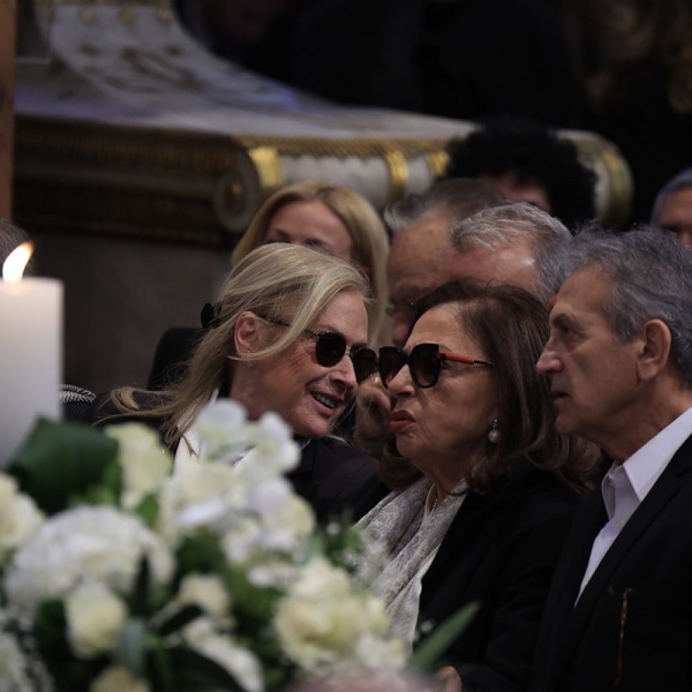 Η τραγουδίστρια Χάρις Αλεξίου (2Δ) και ο τραγουδιστής Γιώργος Νταλάρας (Δ), στην εξόδιο ακολουθία στην κηδεία της τραγουδίστριας Μαρινέλλας, στην Μητρόπολη Αθηνών, Τρίτη 31 Μαρτίου 2026. Η Μαρινέλλα, μία από τις μεγαλύτερες φωνές που πέρασαν ποτέ από το ελληνικό πεντάγραμμο, έφυγε σήμερα από τη ζωή σε ηλικία 88 ετών το Σάββατο 28 Μαρτίου 2026. Η σπουδαία ερμηνεύτρια είχε υποστεί εγκεφαλικό τον Σεπτέμβριο του 2024 κατά τη διάρκεια συναυλίας της στο Ηρώδειο και έκτοτε αντιμετώπιζε προβλήματα με την υγεία της. Η ταφή θα πραγματοποιηθεί σε στενό οικογενειακό κύκλο. ΑΠΕ-ΜΠΕ/POOL-Eurokinissi/ΚΟΝΤΑΡΙΝΗΣ ΓΙΩΡΓΟΣ