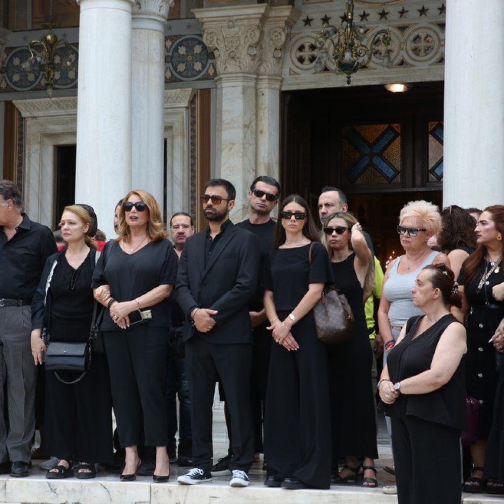 Συγγενείς, φίλοι και συνάδελφοι παρίστανται στην κηδεία της ηθοποιού Μάρως Κοντού στην Ι. Μητρόπολη Αθηνών, Παρασκευή 17 Ιουλίου 2026. Η αγαπημένη ηθοποιός Μάρω Κοντού έφυγε από τη ζωή την Τετάρτη 15 Ιουλίου σε ηλικία 92 ετών. ΑΠΕ-ΜΠΕ/ΑΠΕ-ΜΠΕ/ΟΡΕΣΤΗΣ ΠΑΝΑΓΙΩΤΟΥ
