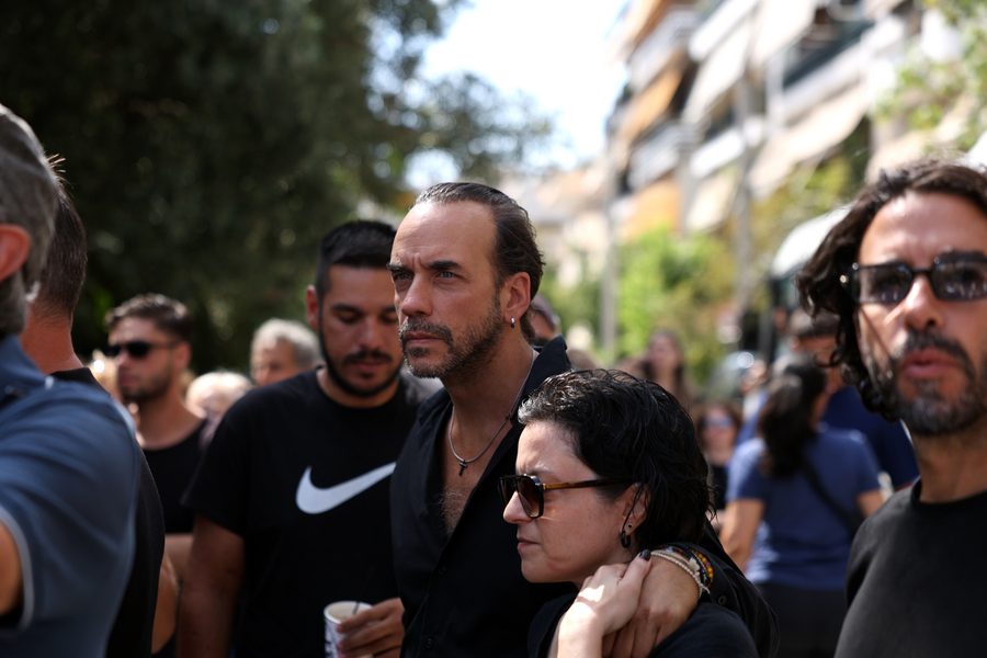 Ο Πάνος Μουζουράκης (Κ) παρευρίσκεται στην εξόδιο ακολουθία του τραγουδιστή Γιώργου Μαζωνάκη, στον Ι.Ν.Αγίας Τριάδας στη Νίκαια, Δευτέρα 14 Σεπτεμβρίου 2026. Ο δημοφιλής τραγουδιστής έφυγε από τη ζωή στις 9 Σεπτεμβρίου, σε ηλικία 54 ετών, μετά από καρδιακή ανακοπή. Η εξόδιος ακολουθία τελείται στον Ιερό Ναό Αγίας Τριάδας στη Νίκαια, ενώ η σορός του Γιώργου Μαζωνάκη τέθηκε σε λαϊκή αγρυπνία από το απόγευμα της Κυριακής 13 Σεπτεμβρίου, προκειμένου να του απευθύνουν το ύστατο χαίρε συγγενείς, φίλοι και πλήθος θαυμαστών του. Η κηδεία του δημοφιλούς τραγουδιστή θα πραγματοποιηθεί σε στενό οικογενειακό κύκλο, σύμφωνα με την επιθυμία της οικογένειάς του. ΑΠΕ-ΜΠΕ/ΑΠΕ-ΜΠΕ/ΓΙΩΡΓΟΣ ΒΙΤΣΑΡΑΣ