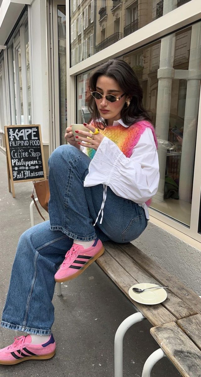 κοπέλα πίνει καφέ και φοράει ροζ παπούτσια