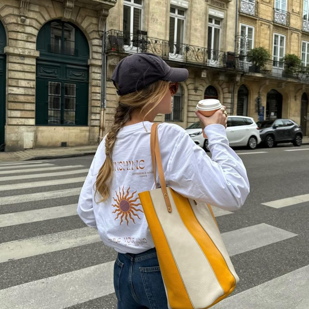 Κοπέλα στο δρόμο με καφέ στο χέρι