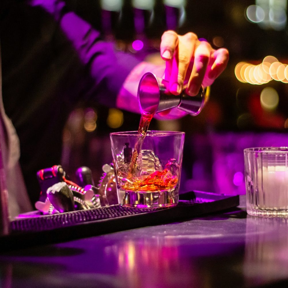 louis-hansel-bar-unsplash