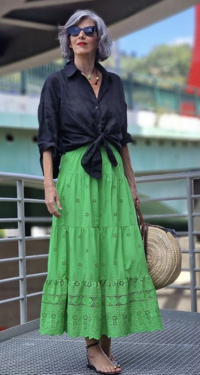 Στυλάτη κυρία με πράσινη μακριά φούστα και μαύρο πουκάμισο
