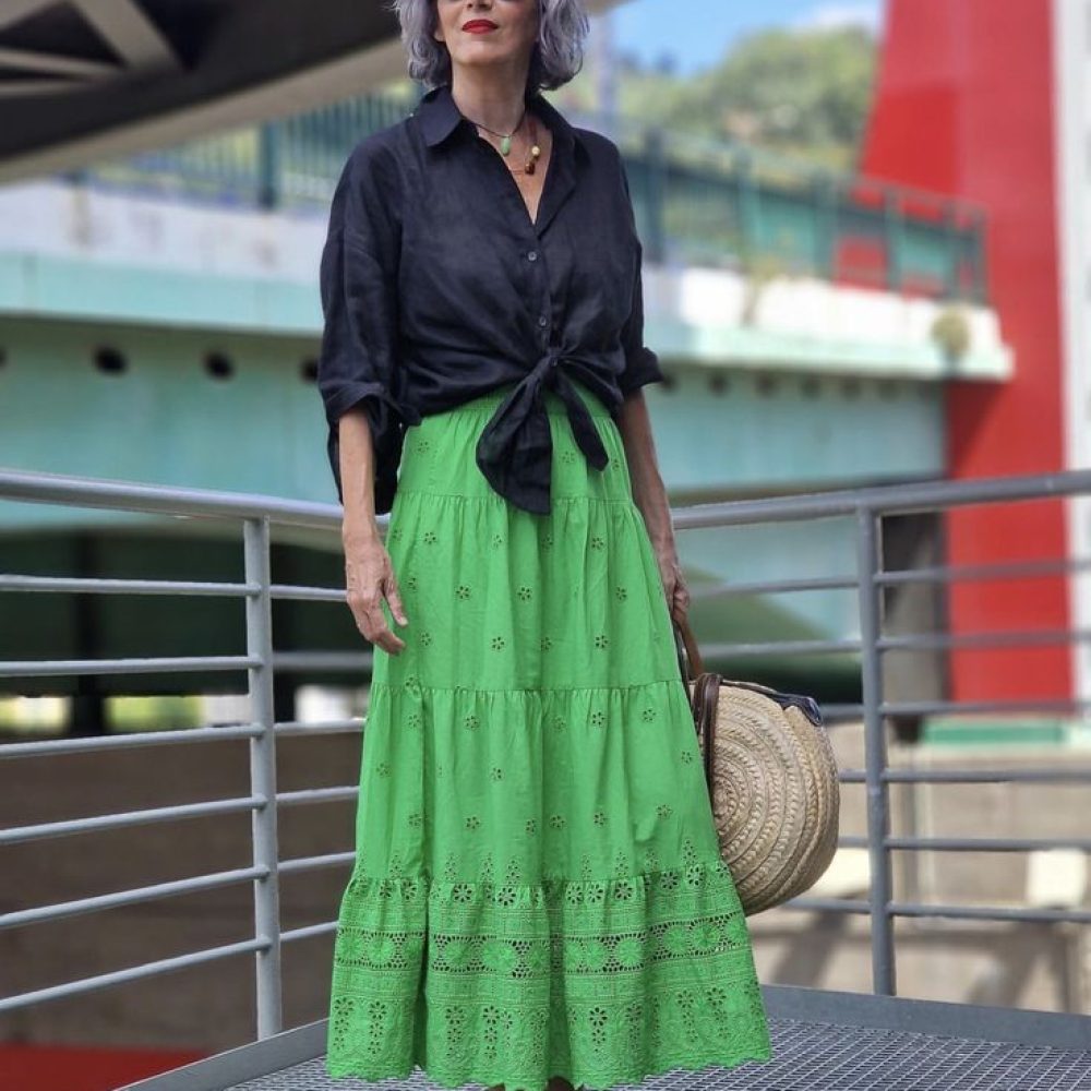 Στυλάτη κυρία με πράσινη μακριά φούστα και μαύρο πουκάμισο