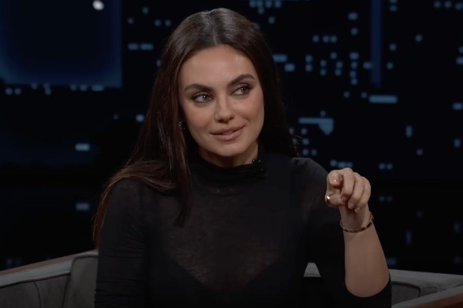 Γυναίκα με μαύρη ζιβάγκο μπλούζα