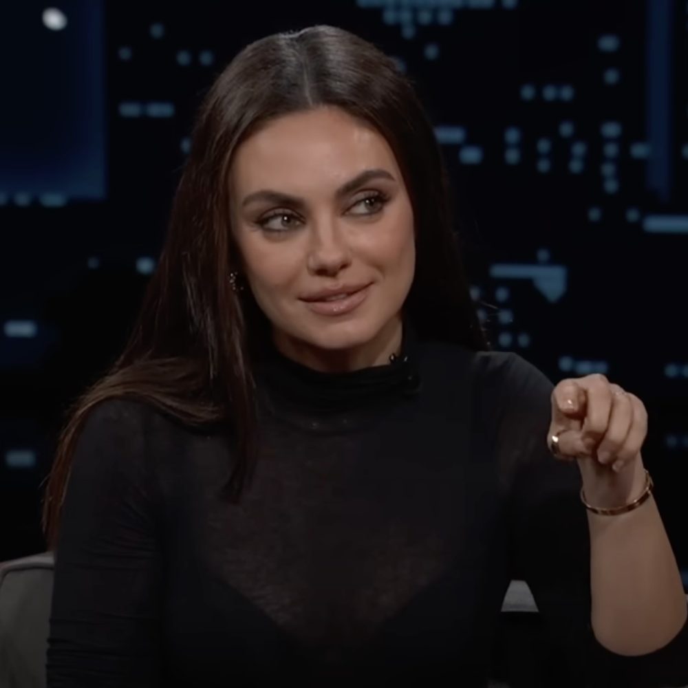 Γυναίκα με μαύρη ζιβάγκο μπλούζα