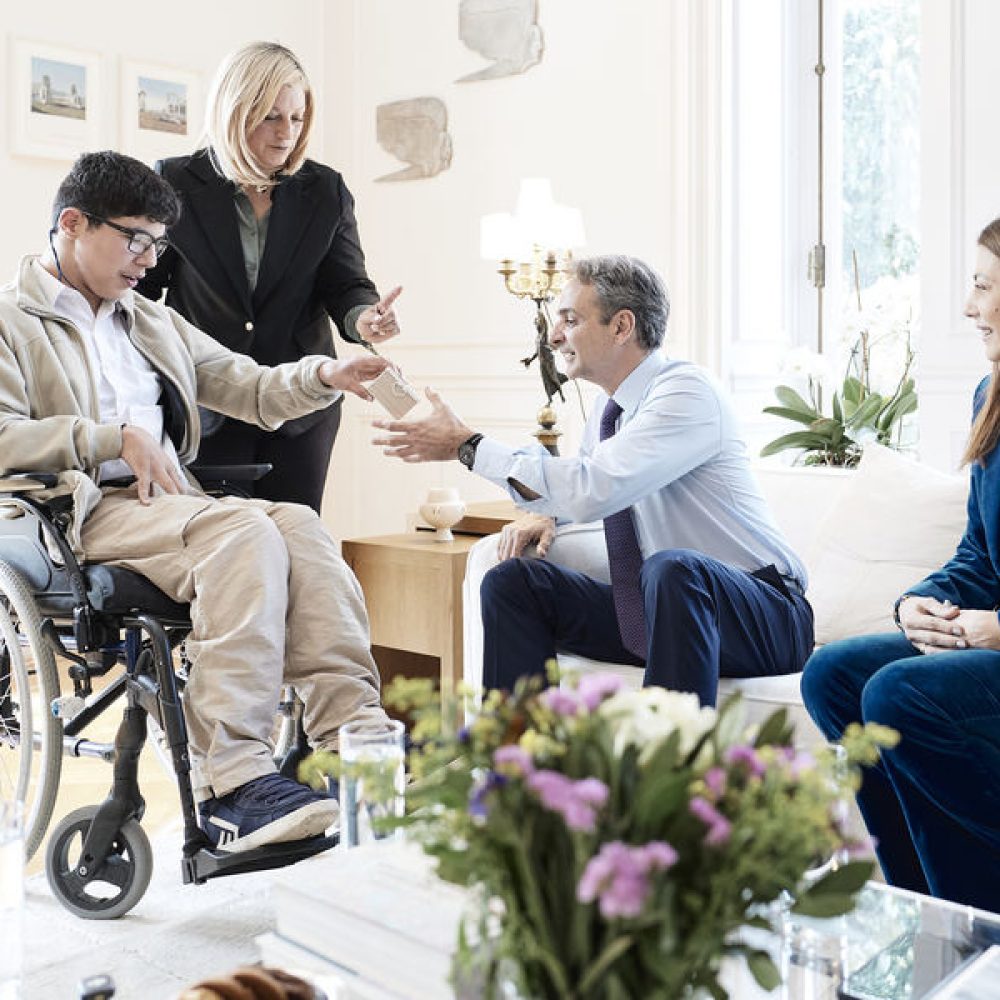 (Ξένη Δημοσίευση) Ο Πρωθυπουργός Κυριάκος Μητσοτάκης συναντάται με μαθητή του Ειδικού Γυμνασίου-Λυκείου Αθηνών που εντάσσεται στο πρόγραμμα «Μαριέττα Γιαννάκου», Αθήνα, Πέμπτη 2 Απριλίου 2026. Ο Πρωθυπουργός Κυριάκος Μητσοτάκης συναντήθηκε σήμερα στο Μέγαρο Μαξίμου με τον μαθητή της Β’ Γυμνασίου του Ειδικού Γυμνασίου-Λυκείου Αθηνών στην Ηλιούπολη Παναγιώτη, ο οποίος απέστειλε πρόσφατα επιστολή στον Πρωθυπουργό ζητώντας τη συνδρομή του στην αναβάθμιση των εγκαταστάσεων του σχολείου και των παρεχόμενων υπηρεσιών για παιδιά με αναπηρία. Στη συνάντηση συμμετείχαν επίσης ο Διευθυντής Ειδικής Αγωγής και Εκπαίδευσης του Υπουργείου Παιδείας, Θρησκευμάτων και Αθλητισμού Ιωάννης Μπουσδούνης, ο Πρόεδρος του ΔΣ της «Κτιριακές Υποδομές» Τιμολέων Κατσίπος και η Γενική Διευθύντρια Στρατηγικού Σχεδιασμού & Έργων ΣΔΙΤ της «Κτιριακές Υποδομές» Κωνσταντίνα Θεοφιλάτου. ΑΠΕ-ΜΠΕ/ΓΡΑΦΕΙΟ ΤΥΠΟΥ  ΠΡΩΘΥΠΟΥΡΓΟΥ/ΔΗΜΗΤΡΗΣ ΠΑΠΑΜΗΤΣΟΣ