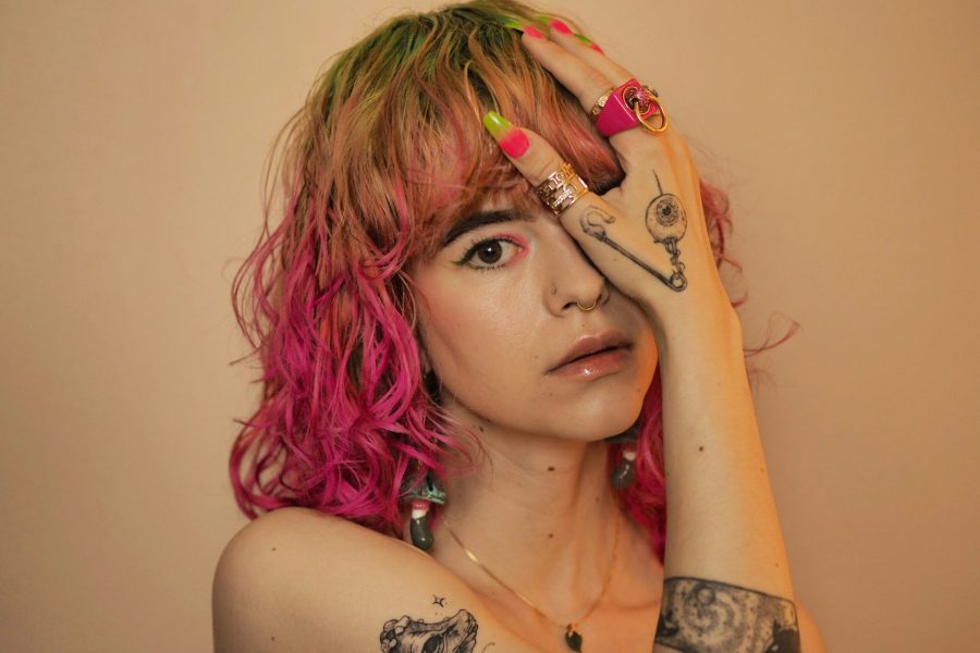 κοπέλα με τατουάζ, σκουλαρίκια και πολύχρωμα μαλλιά