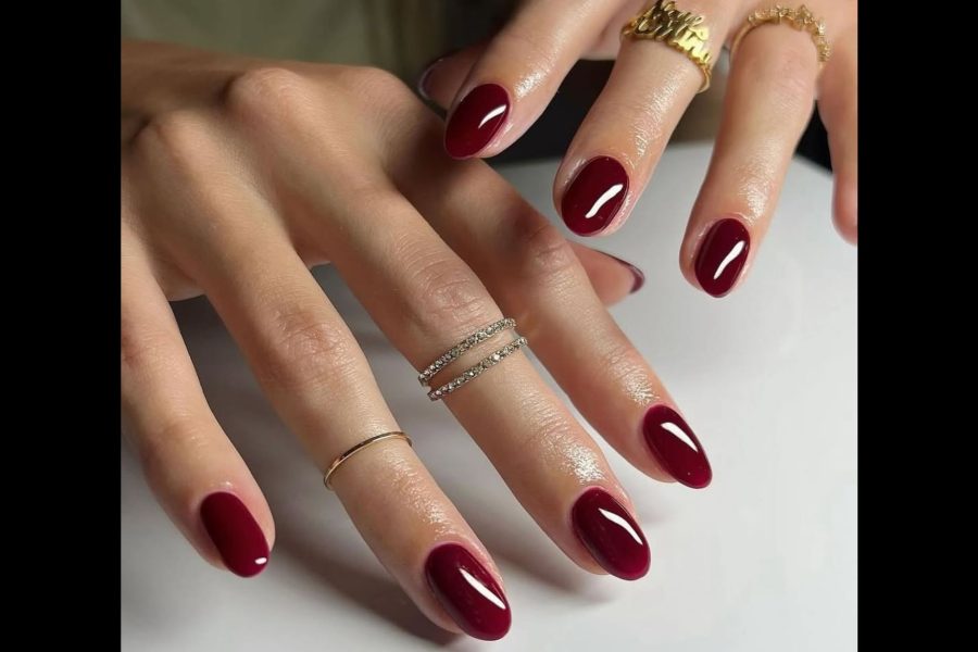 Μπορντό νύχια με δαχτυλίδια