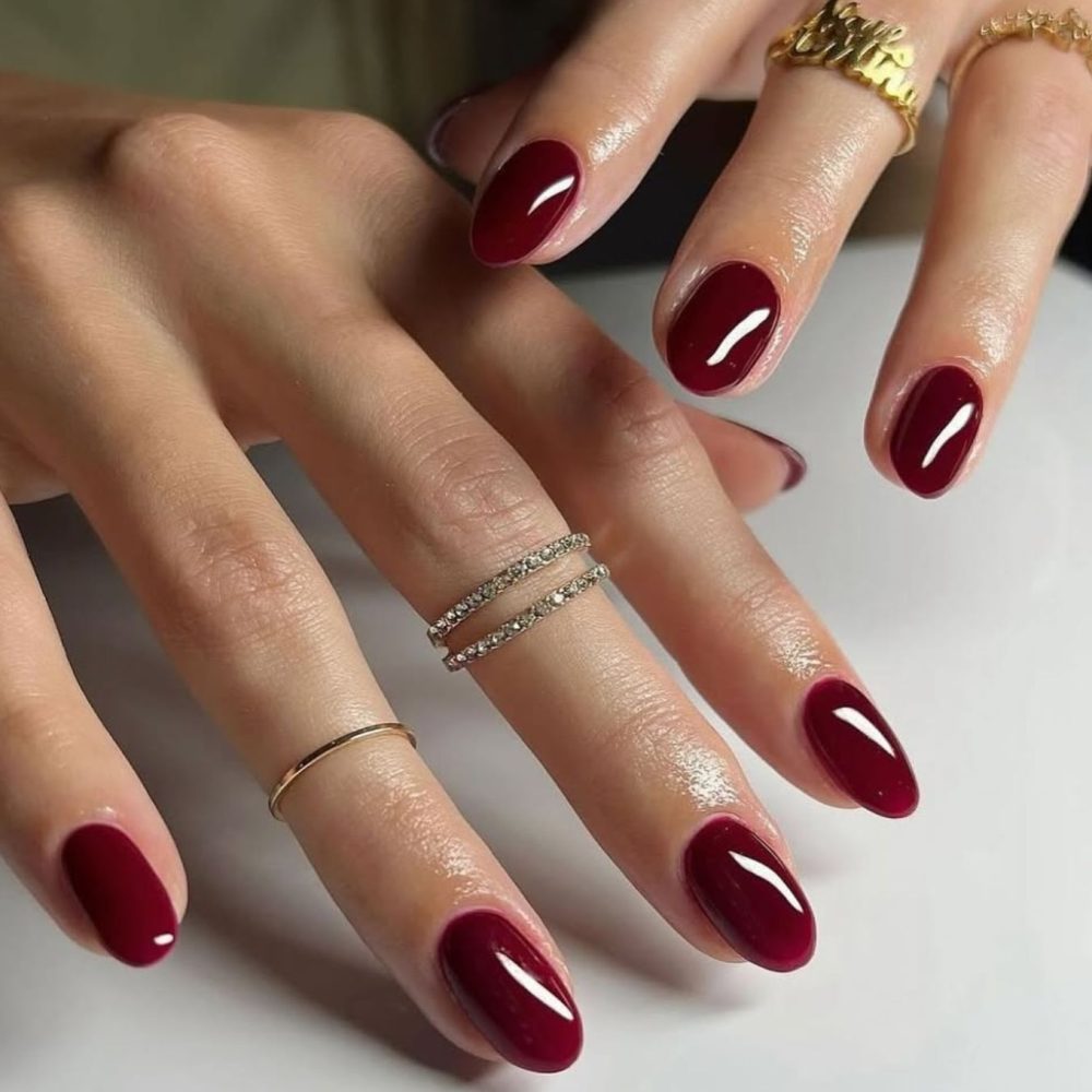 Μπορντό νύχια με δαχτυλίδια