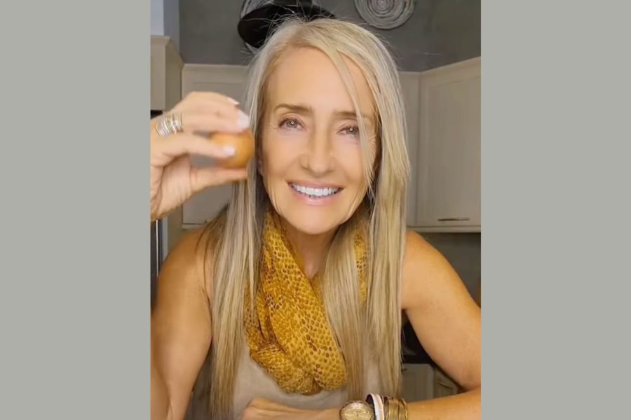 Γυναίκα με ξανθά μαλλιά χαμογελαστή