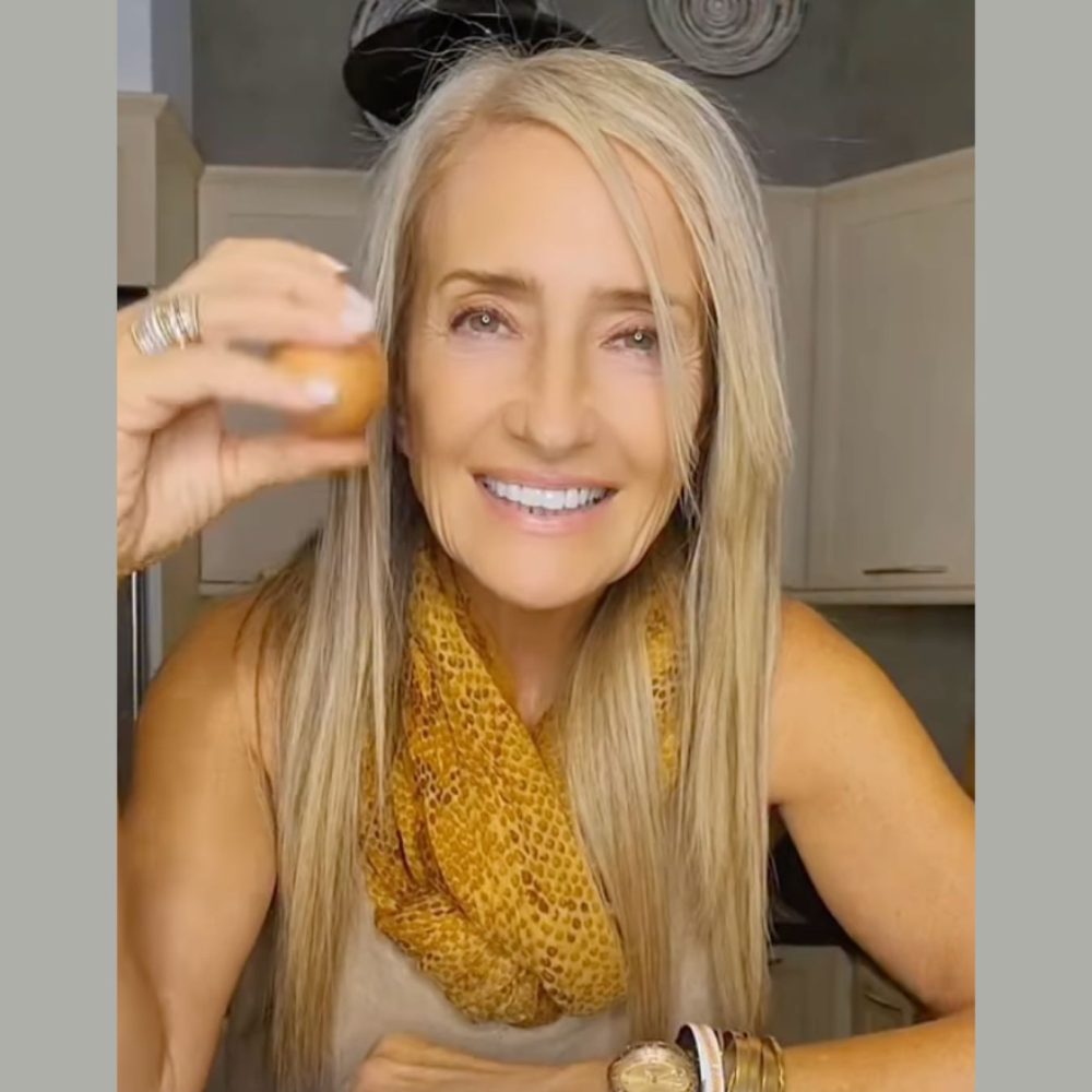 Γυναίκα με ξανθά μαλλιά χαμογελαστή