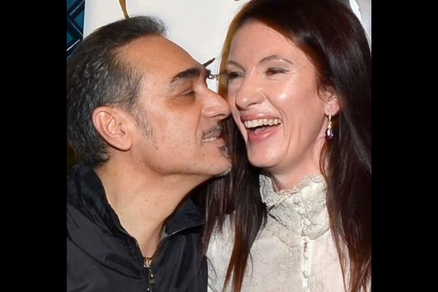 Άντρας και γυναίκα χαμογελαστοί