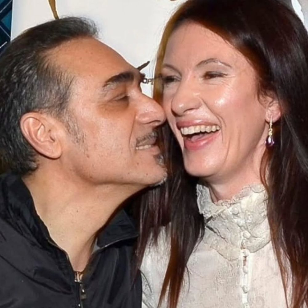 Άντρας και γυναίκα χαμογελαστοί