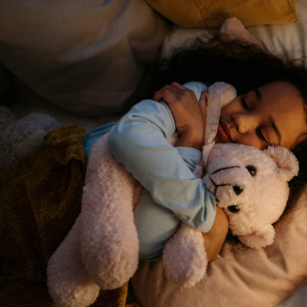 κοριτσάκι κοιμάται αγκαλιά με αρκουδάκι