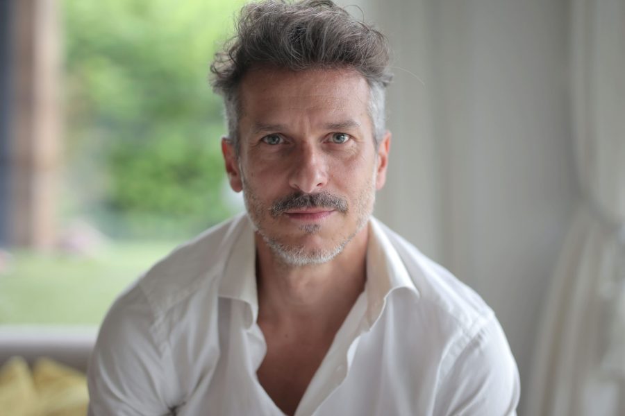 Άντρας με λευκό πουκάμισο και γκρίζα μαλλιά