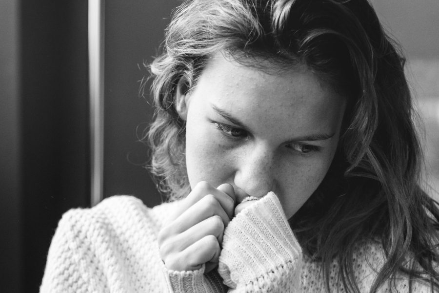 Ασπρόμαυρη εικόνα με στεναχωρημένη γυναίκα
