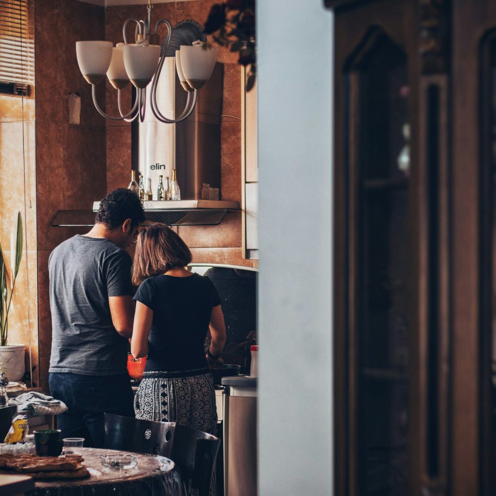 ζευγάρι στην κουζίνα του σπιτιού