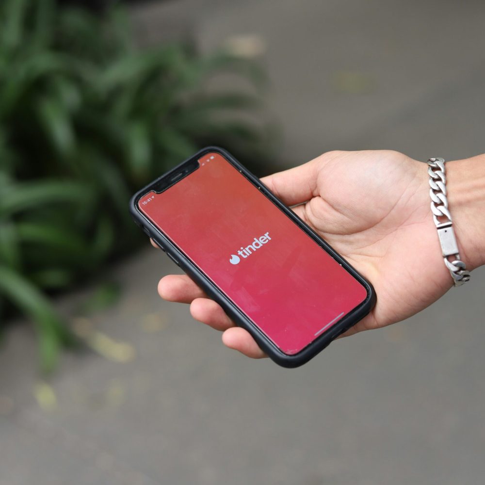 Χέρι ανθρώπου που κρατάει κινητό τηλέφωνο