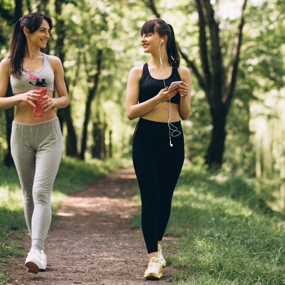 Δύο γυναίκες περπατάνε σε πάρκο
