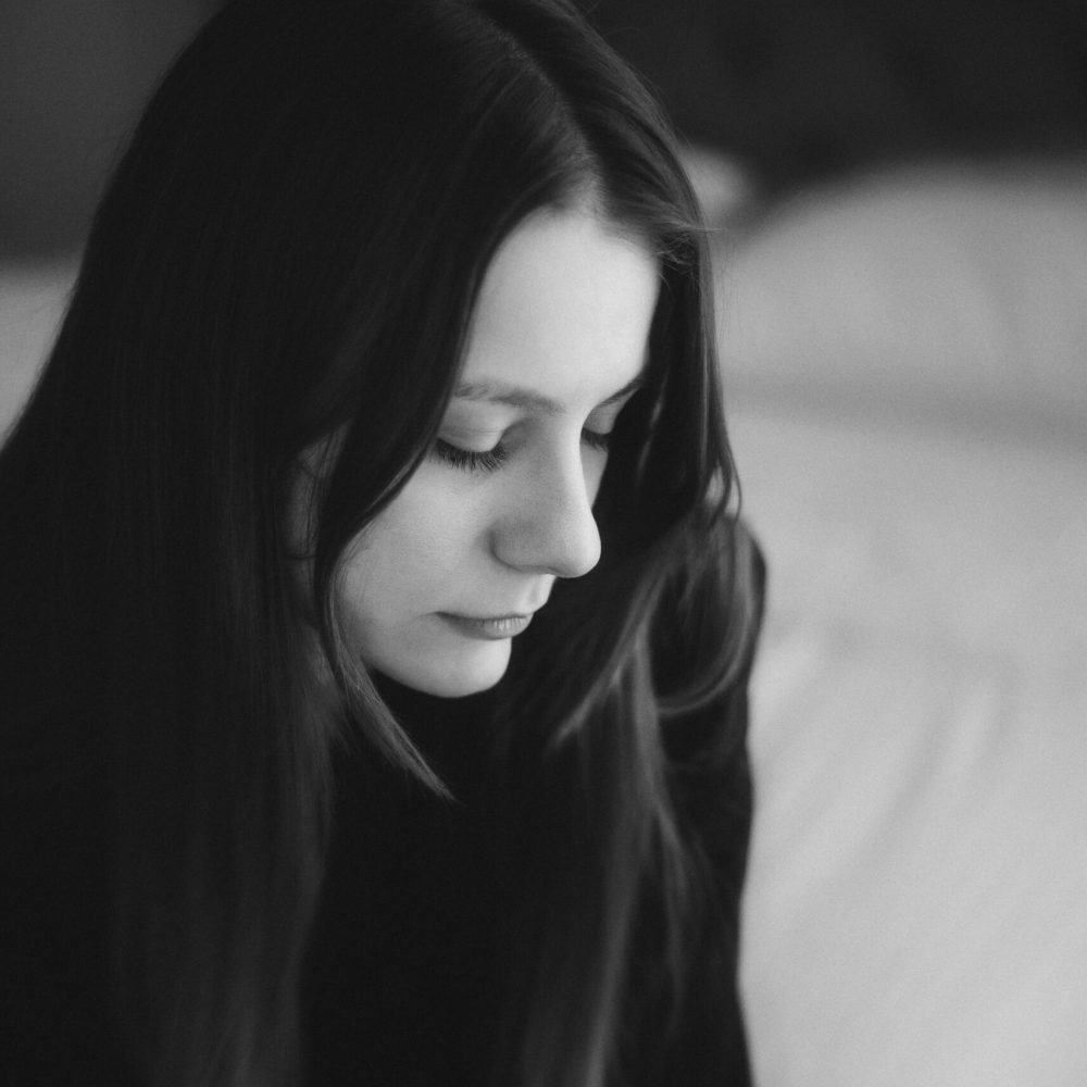Ασπρόμαυρη εικόνα με γυναίκα που κοιτάζει προς τα κάτω