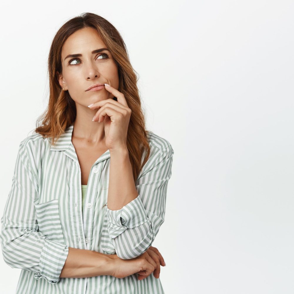 Γυναίκα με το χέρι της στο πρόσωπο δείχνει σκεπτική