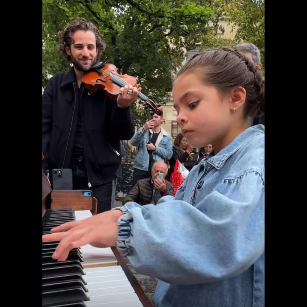 Μικρό κοριτσάκι παίζει πιάνο