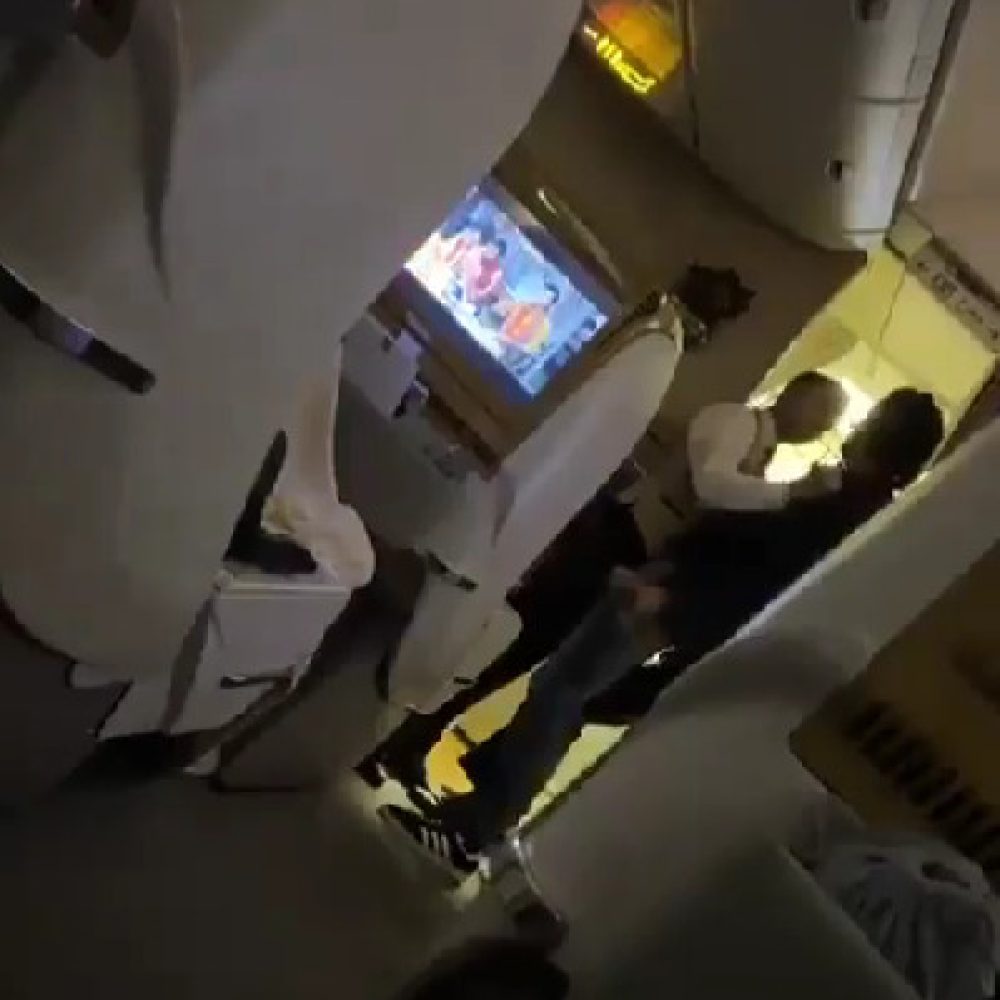 μεθυσμένος επιβάτης έκανε επίθεση σε αεροσυνοδό σε πτήση της Emirates